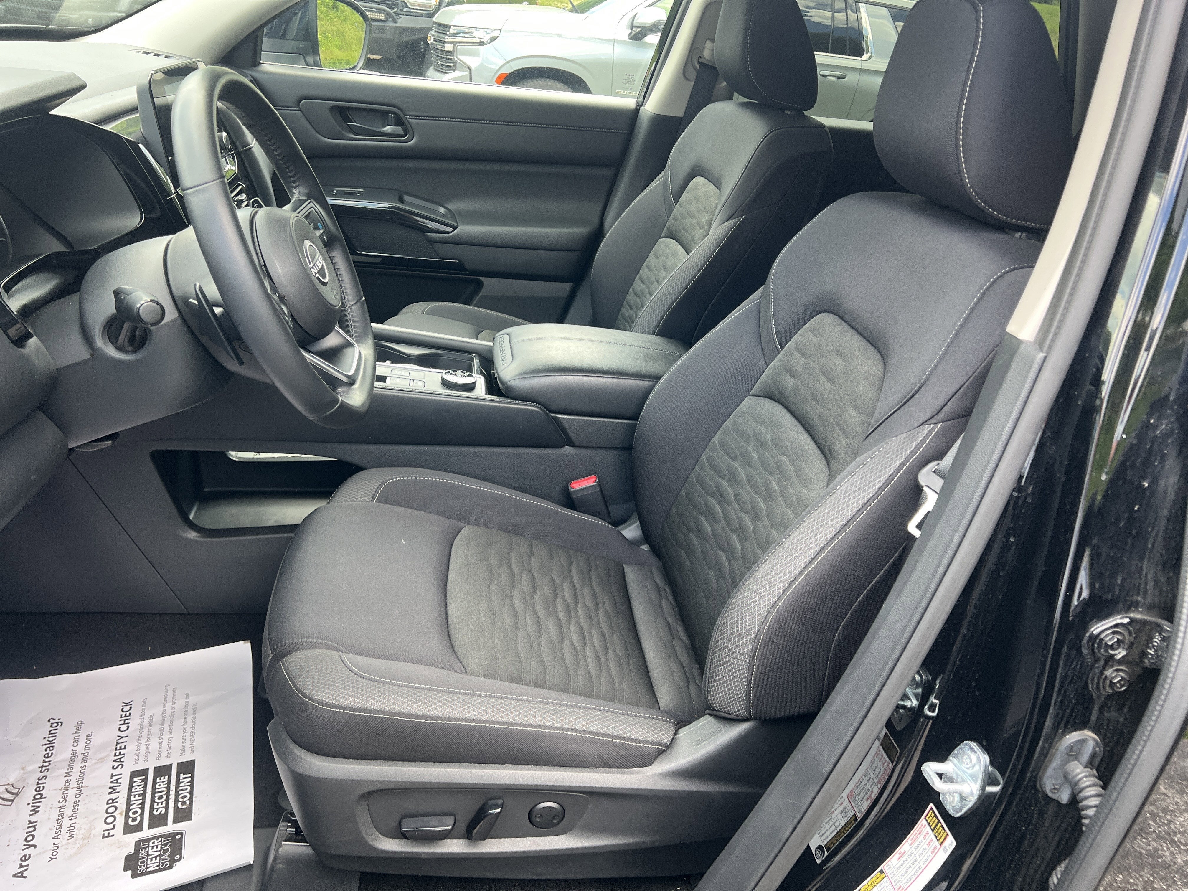 2025 Nissan Pathfinder SV